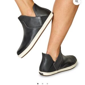 Like New Taos Unity Sneaker Boots - Size 9.5